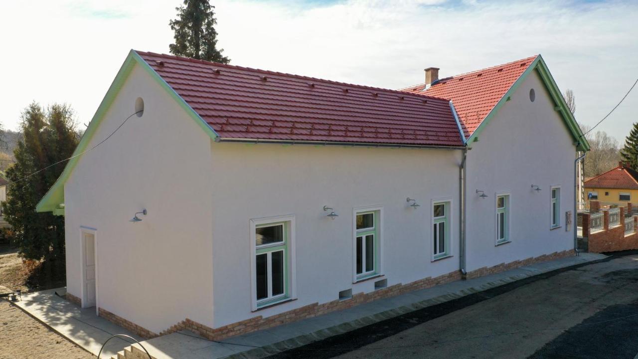 LengyeltotiKira Panzio住宿加早餐旅馆 外观 照片